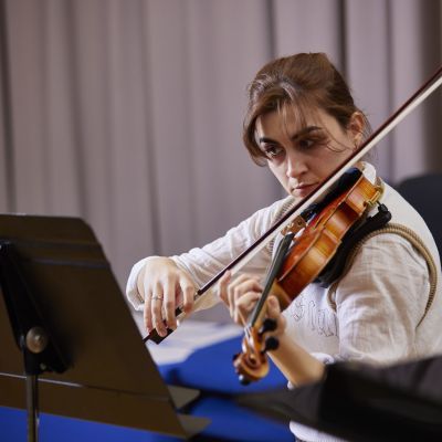 Picture of a Guildhall strings student playing the violin